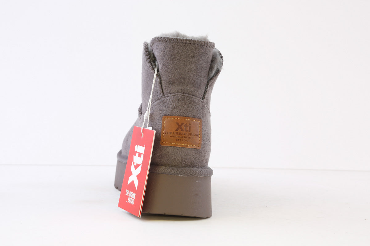 XTI - 142197 FLEECE-LINED ANKLE BOOT - GREY SUEDE