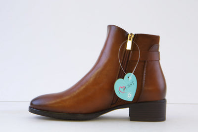 SUSST - GEMMA24 STRAP & BUCKLE LOW HEEL ANKLE BOOT - TAN