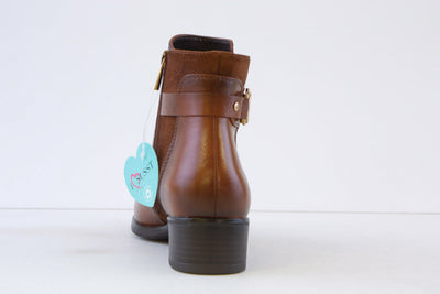 SUSST - GEMMA24 STRAP & BUCKLE LOW HEEL ANKLE BOOT - TAN