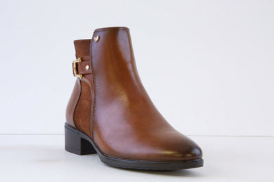 SUSST - GEMMA24 STRAP & BUCKLE LOW HEEL ANKLE BOOT - TAN