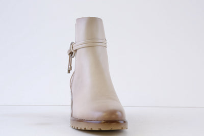 SUSST - GEORGIA24 STRAP & RING TRIM ANKLE BOOT - BEIGE