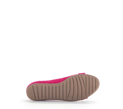 GABOR - 42.625.21 FLAT SHOE WITH CHAIN DETAIL - PINK SUEDE