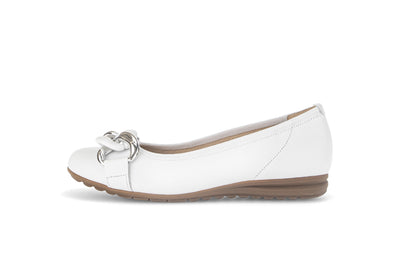 GABOR - 82.625.50 FLAT SHOE WITH CHAIN DETAIL - WHITE LEATHER