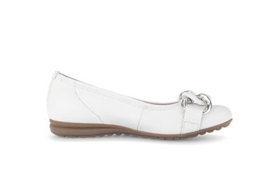 GABOR - 82.625.50 FLAT SHOE WITH CHAIN DETAIL - WHITE LEATHER