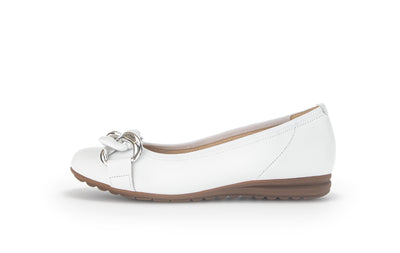 GABOR - 22.625.50 FLAT SHOE WITH CHAIN DETAIL - WHITE LEATHER
