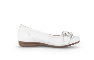 GABOR - 22.625.50 FLAT SHOE WITH CHAIN DETAIL - WHITE LEATHER