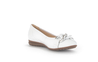 GABOR - 22.625.50 FLAT SHOE WITH CHAIN DETAIL - WHITE LEATHER