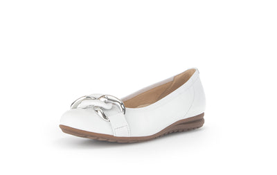 GABOR - 22.625.50 FLAT SHOE WITH CHAIN DETAIL - WHITE LEATHER