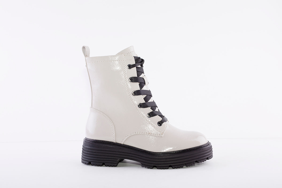 TAMARIS - 25226 LACED FASHION ANKLE BOOT - LIGHT GREY PATENT