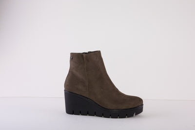 SUSST BUDDY22 WEDGE ANKLE BOOT - GREEN SUEDE