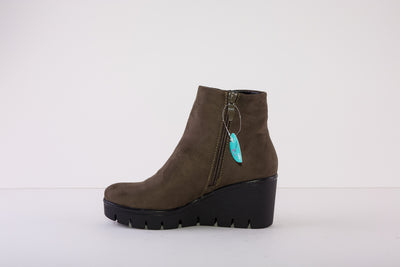 SUSST BUDDY22 WEDGE ANKLE BOOT - GREEN SUEDE