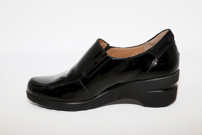 SOFTWAVES - 4.81.05 MEDIUM WEDGE LADIES SHOE - BLACK PATENT