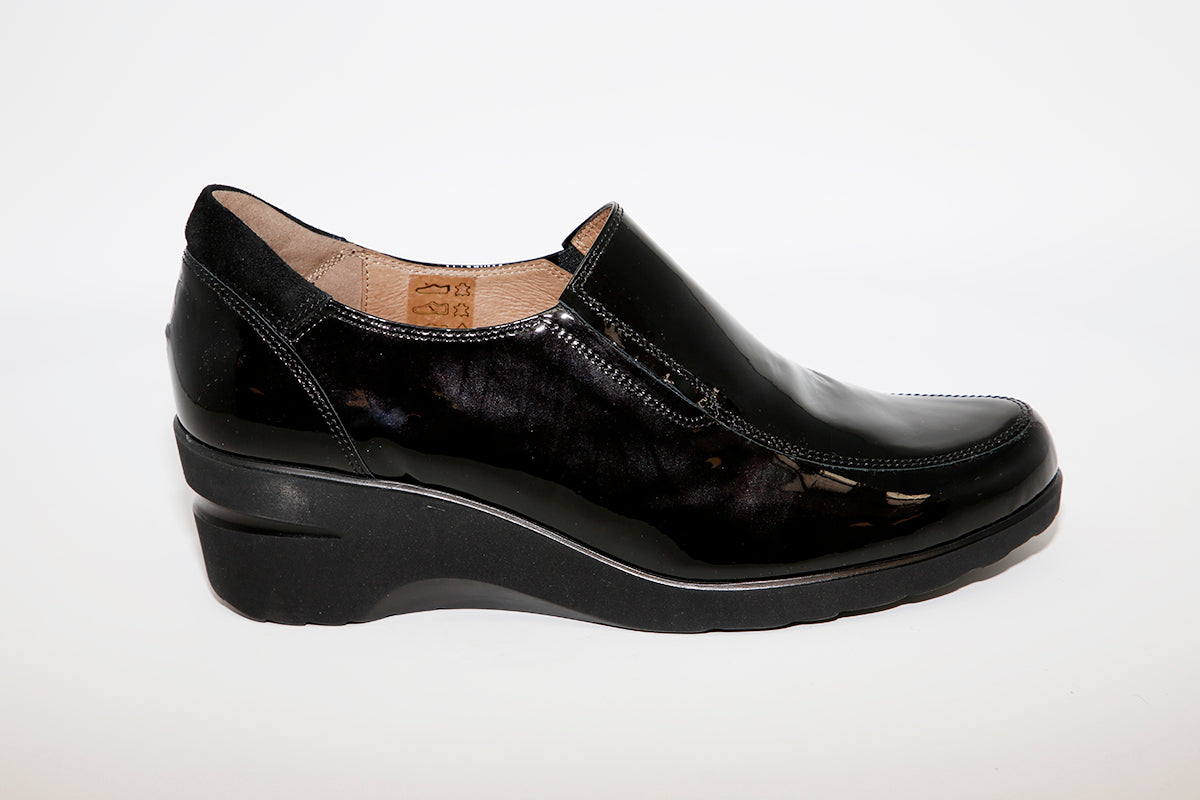 SOFTWAVES - 4.81.05 MEDIUM WEDGE LADIES SHOE - BLACK PATENT