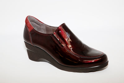 SOFTWAVES - 4.81.05 MEDIUM WEDGE LADIES SHOE - PLUM PATENT