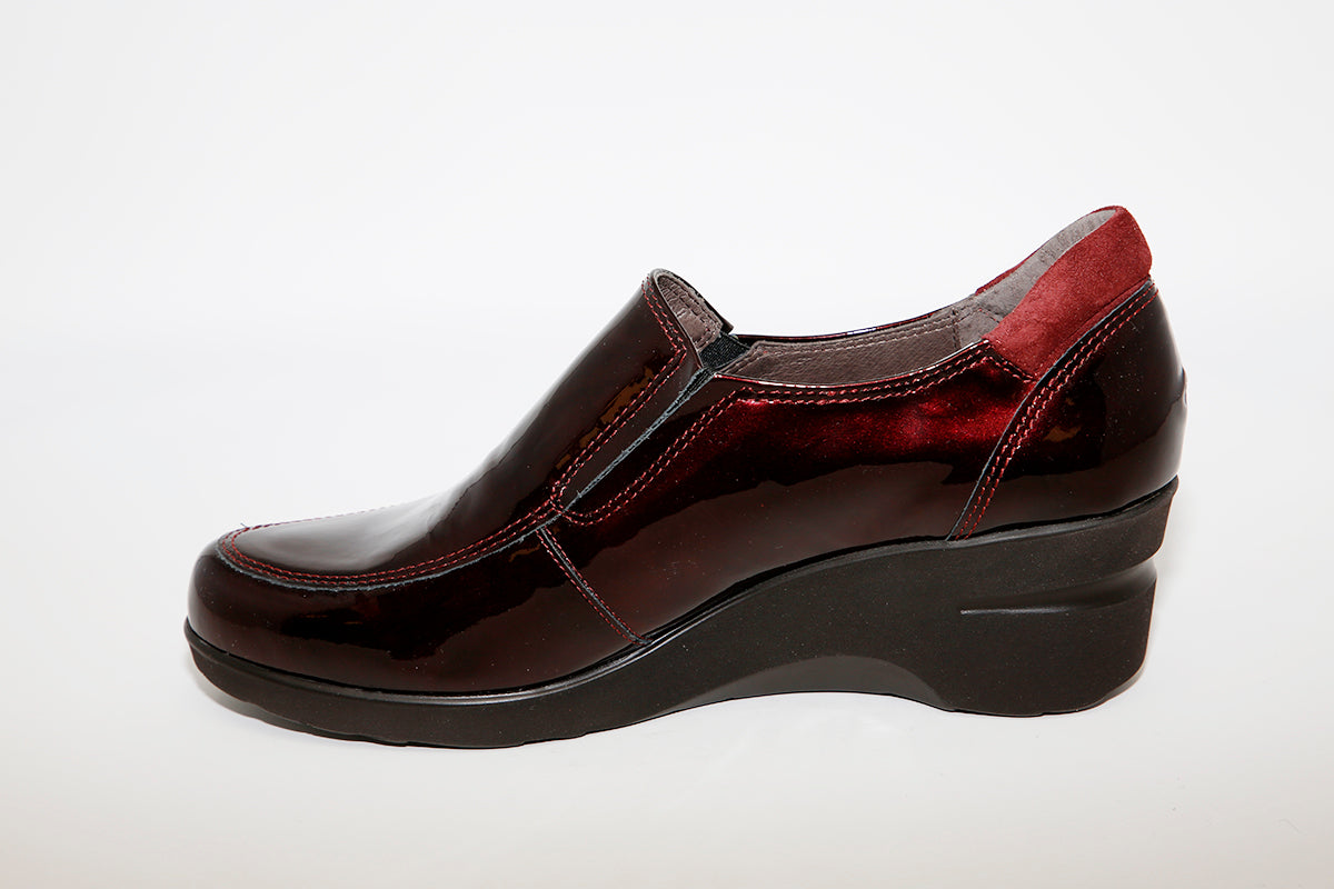SOFTWAVES - 4.81.05 MEDIUM WEDGE LADIES SHOE - PLUM PATENT