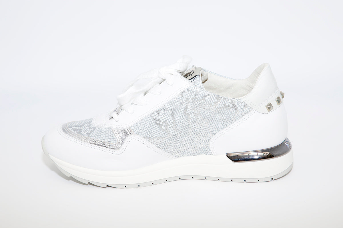 DLS SPORT - 3837 A FLAT LACED FASHION SHOE - WHITE/SILVER