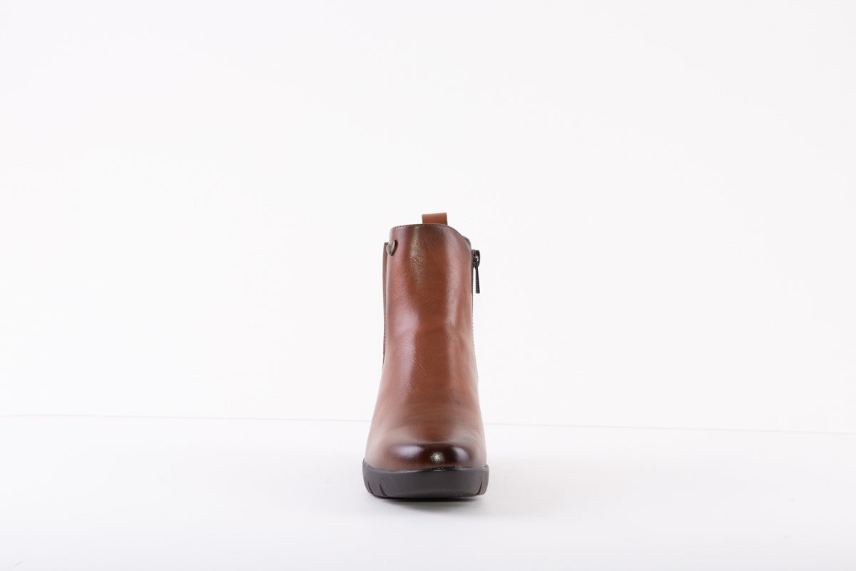 SUSST GLORIA22 MEDIUM WEDGE ANKLE BOOT - TAN