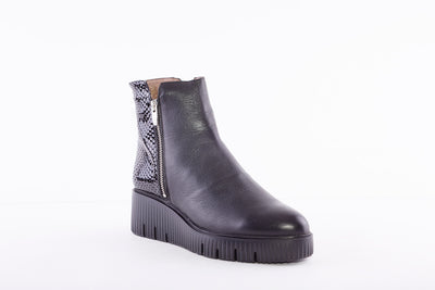 WONDERS - E-6224 LOW WEDGE ANKLE BOOT - BLACK LEATHER/SNAKE