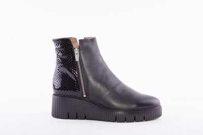 WONDERS - E-6224 LOW WEDGE ANKLE BOOT - BLACK LEATHER/SNAKE