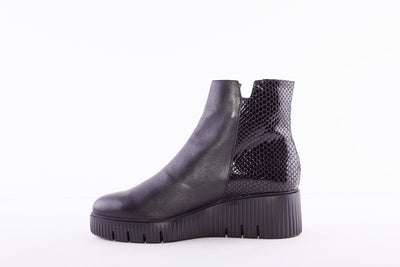WONDERS - E-6224 LOW WEDGE ANKLE BOOT - BLACK LEATHER/SNAKE