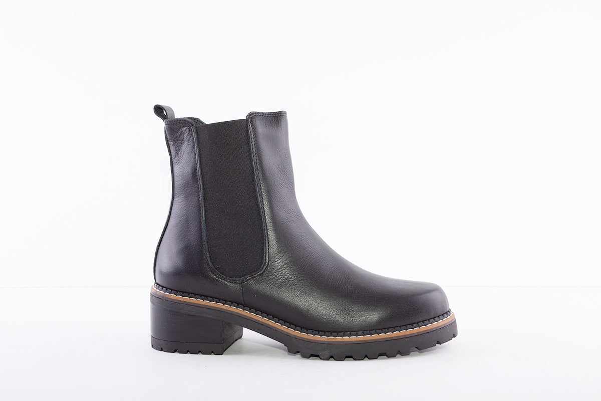 MARIA JAEN - 3121 LOW HEEL GUSSET FASHION ANKLE BOOT - BLACK LEATHER