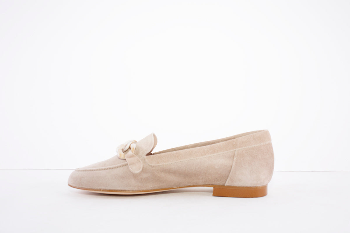 MARIA JAEN - 4015 FASHION LOAFER WITH CHAIN DETAIL - BEIGE SUEDE