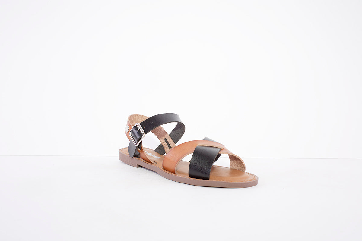 REFRESH- 79293- FLAT FASHION STRAP SANDAL - BLACK/TAN