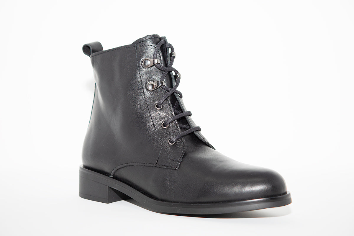MARIA JAEN - 1007N FLAT LACED ANKLE BOOT - BLACK LEATHER