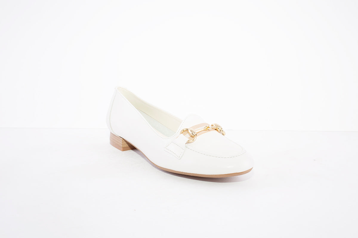 MARIA JAEN - 4023 FLAT LOAFER WITH GOLD CHAIN DETAIL - CREAM LEATHER