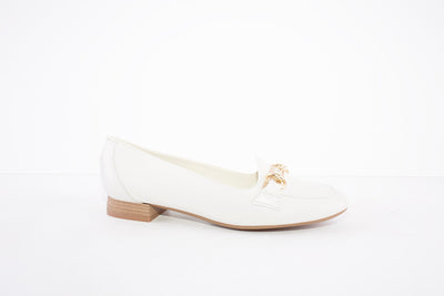 MARIA JAEN - 4023 FLAT LOAFER WITH GOLD CHAIN DETAIL - CREAM LEATHER