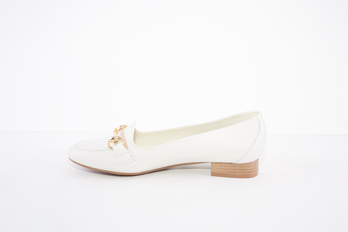 MARIA JAEN - 4023 FLAT LOAFER WITH GOLD CHAIN DETAIL - CREAM LEATHER