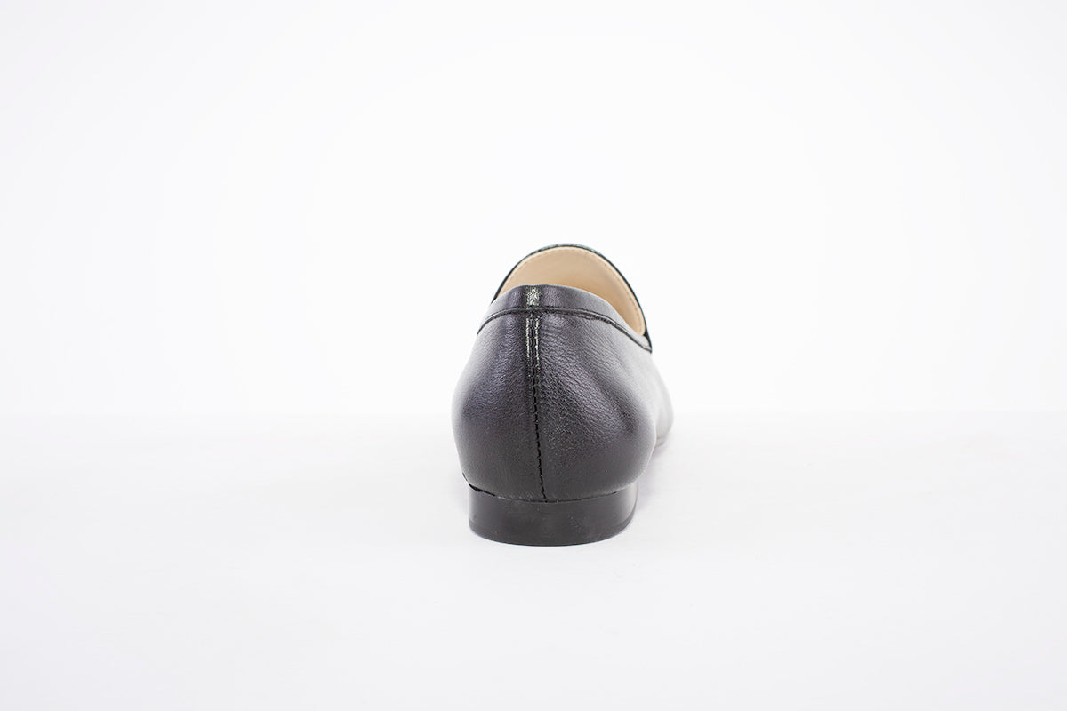 MARIA JAEN - 4023 FLAT LOAFER WITH GOLD CHAIN DETAIL - BLACK LEATHER