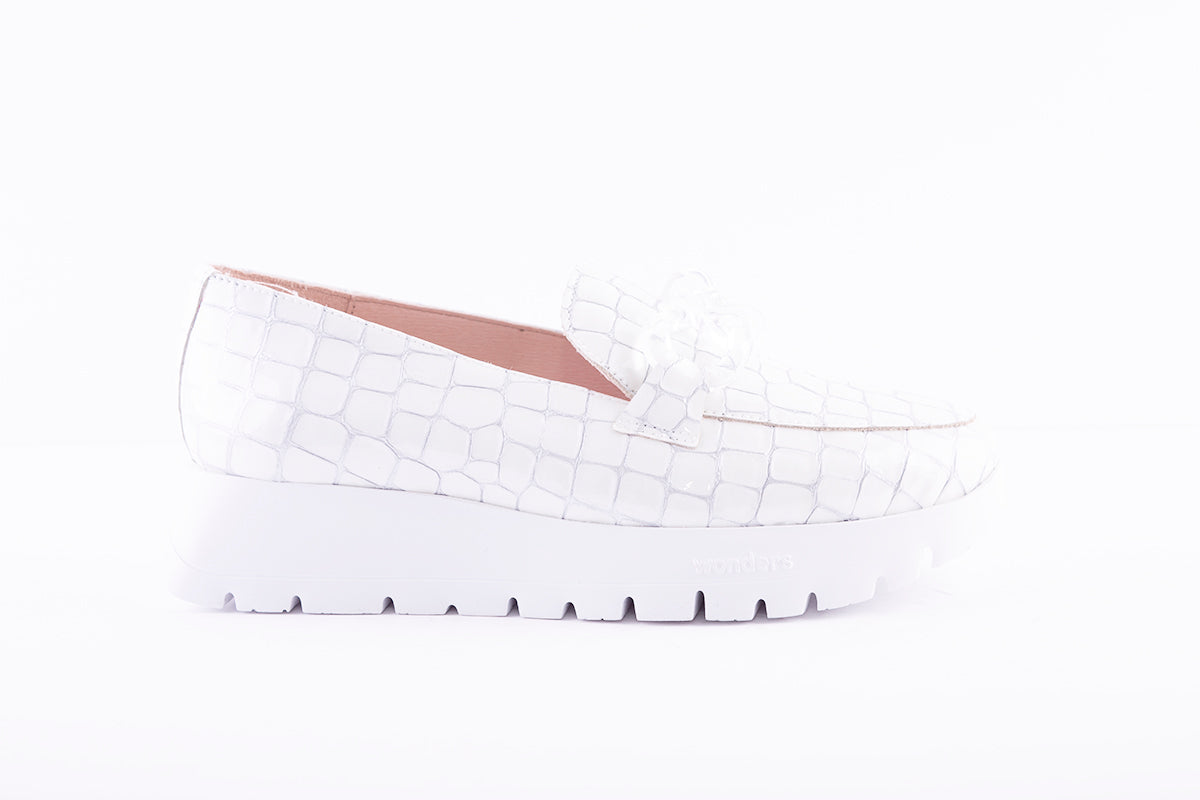 WONDERS - PATENT LEATHER CHAIN MOCCASIN - WHITE