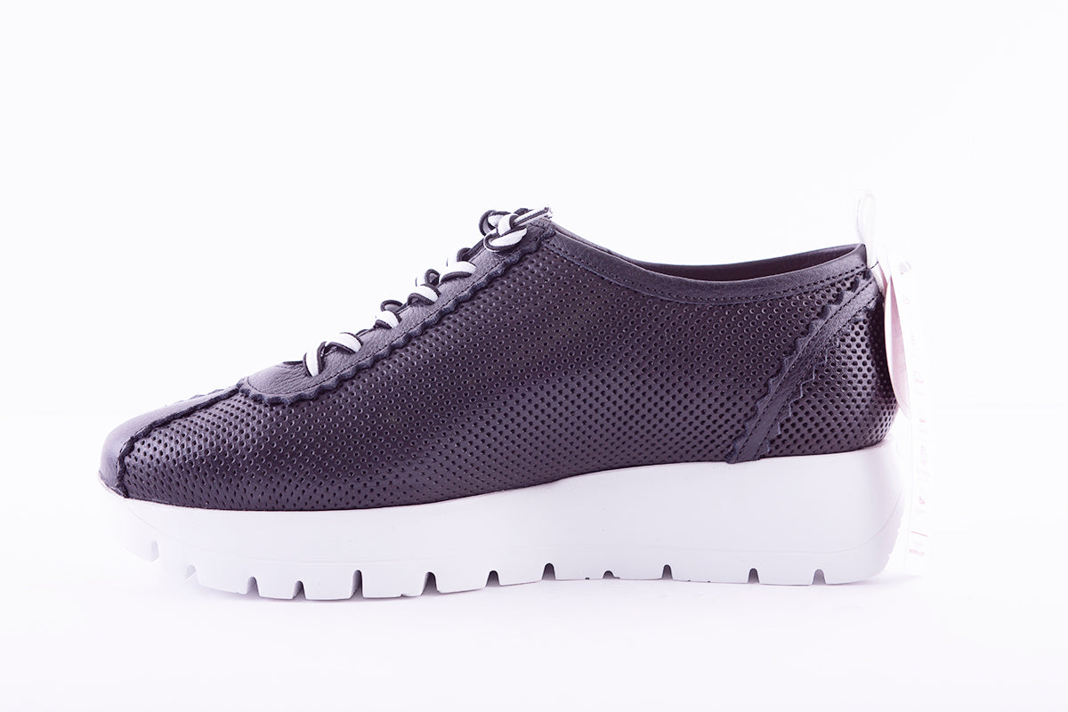 WONDERS - Sneaker in perforated leather (Black)