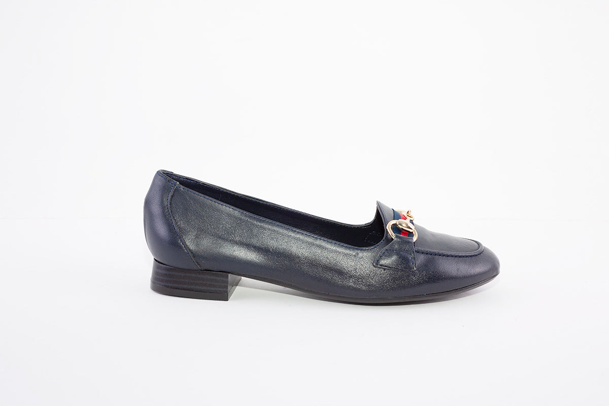 MARIA JAEN - 4004 FLAT LOAFER WITH GOLD CHAIN DETAIL - NAVY LEATHER