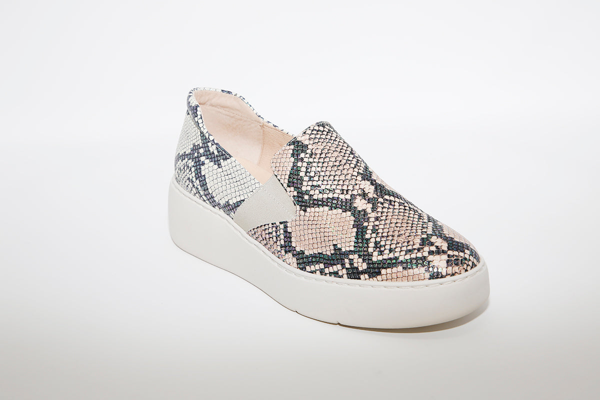 WONDERS - A-8352 LOW WEDGE SLIP-ON SHOE - BEIGE SNAKEPRINT