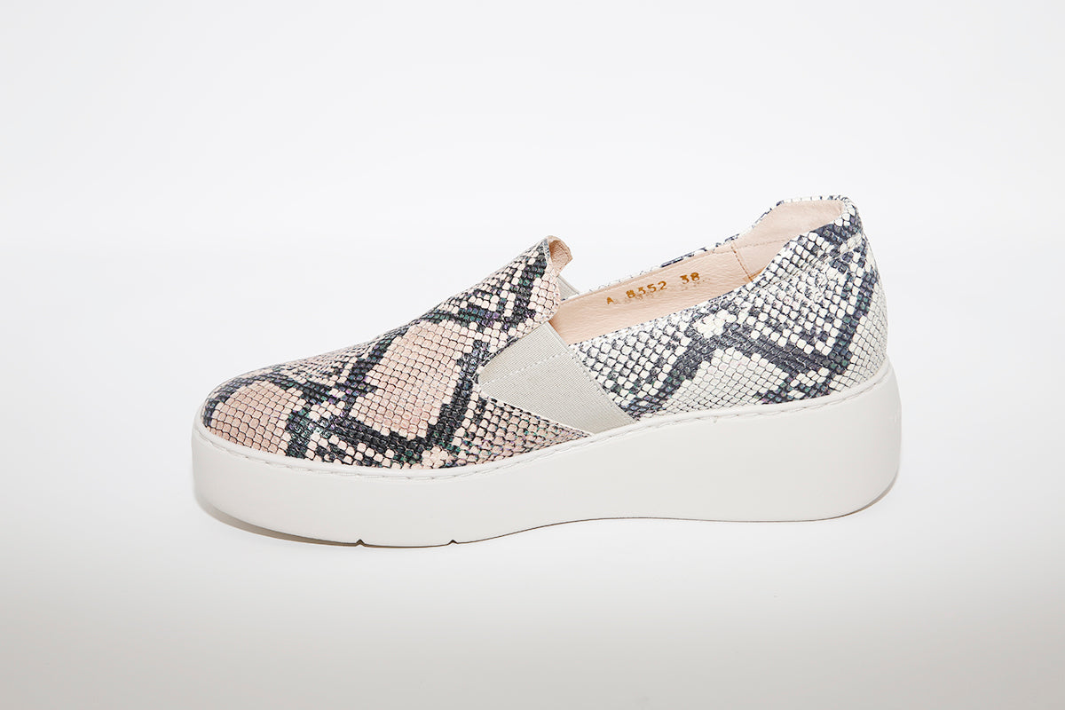WONDERS - A-8352 LOW WEDGE SLIP-ON SHOE - BEIGE SNAKEPRINT