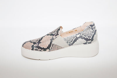 WONDERS - A-8352 LOW WEDGE SLIP-ON SHOE - BEIGE SNAKEPRINT