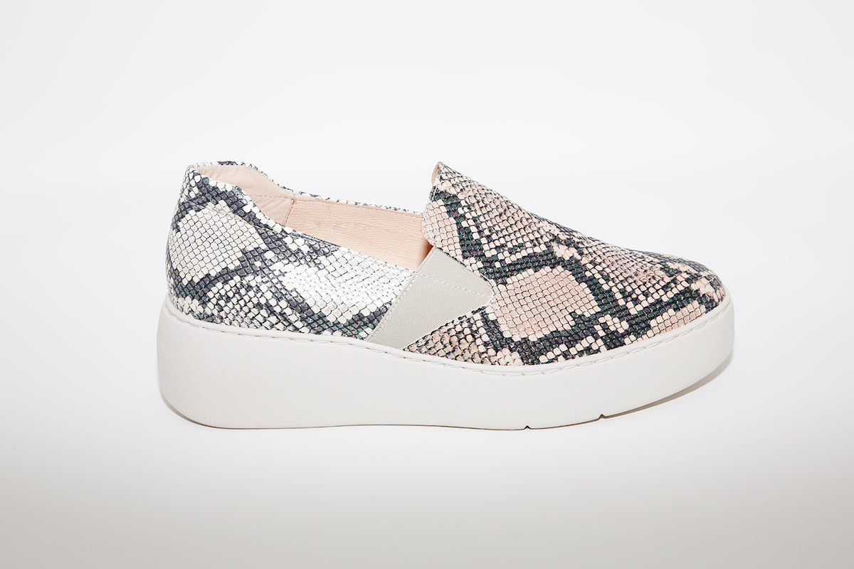WONDERS - A-8352 LOW WEDGE SLIP-ON SHOE - BEIGE SNAKEPRINT