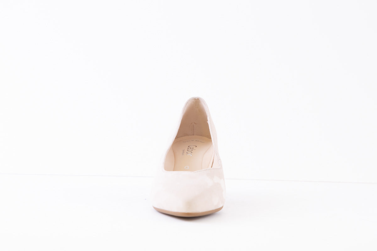 GABOR - 22.152.33 MEDIUM BLOCK HEEL COURT SHOE - BEIGE SUEDE