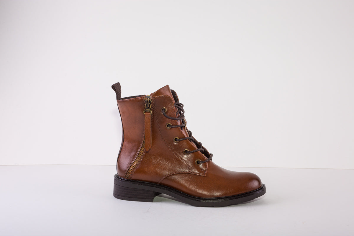 SUSST TOBY22 LOW HEEL ZIP/LACE ANKLE BOOT - TAN