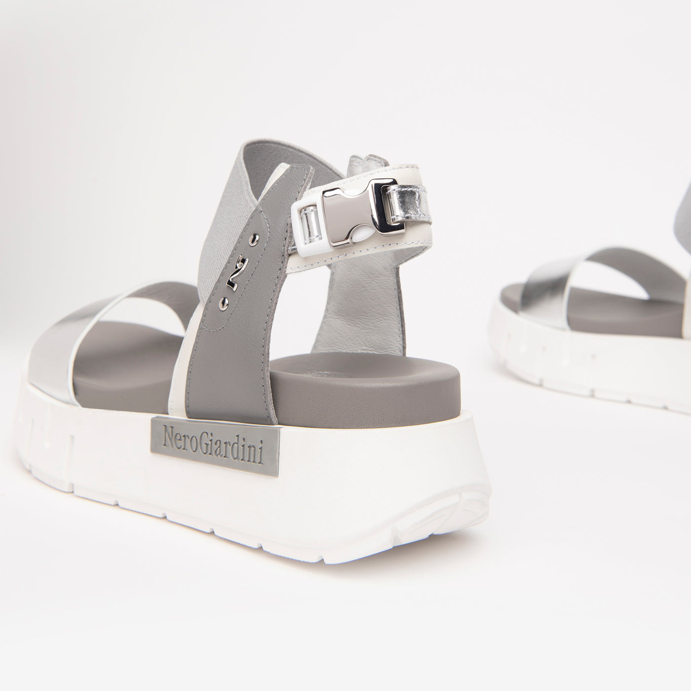 NeroGiardini - E219022D 700 MEDIUM WEDGE SANDAL - SILVER/GREY