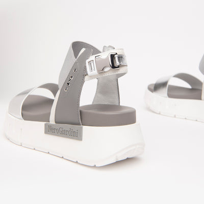 NeroGiardini - E219022D 700 MEDIUM WEDGE SANDAL - SILVER/GREY