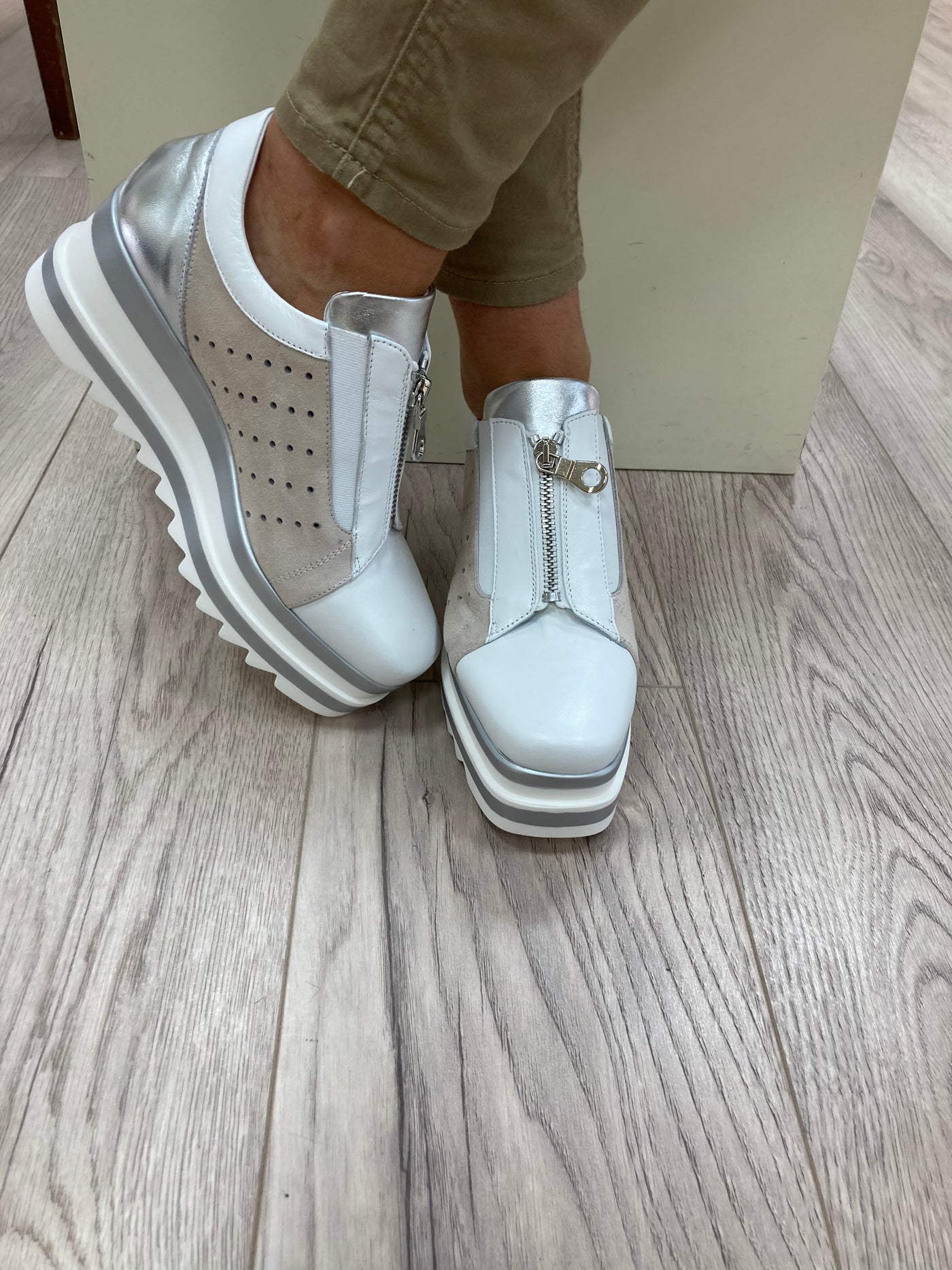 MARCO MOREO - B1134 C19 -HIGH PLATFORM WEDGE ZIP SHOE - WHITE/BEIGE