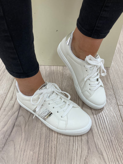 MILLE & CO - B387190 LACE-UP FLAT FASHION TRAINER - WHITE/SILVER