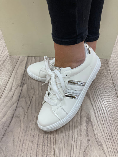 MILLE & CO - B387190 LACE-UP FLAT FASHION TRAINER - WHITE/SILVER