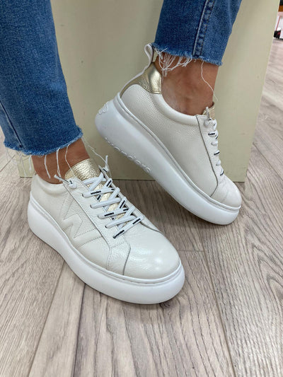 WONDERS - A-2615 FLAT LACED SHOE - OFF WHITE/GOLD