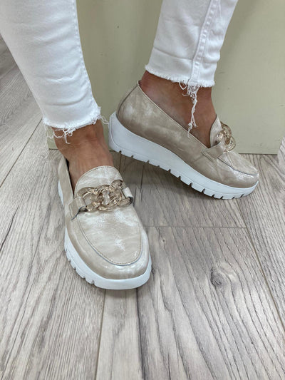 WONDERS - A-2405 LOW WEDGE SLIP-ON SHOE - TAUPE PATENT