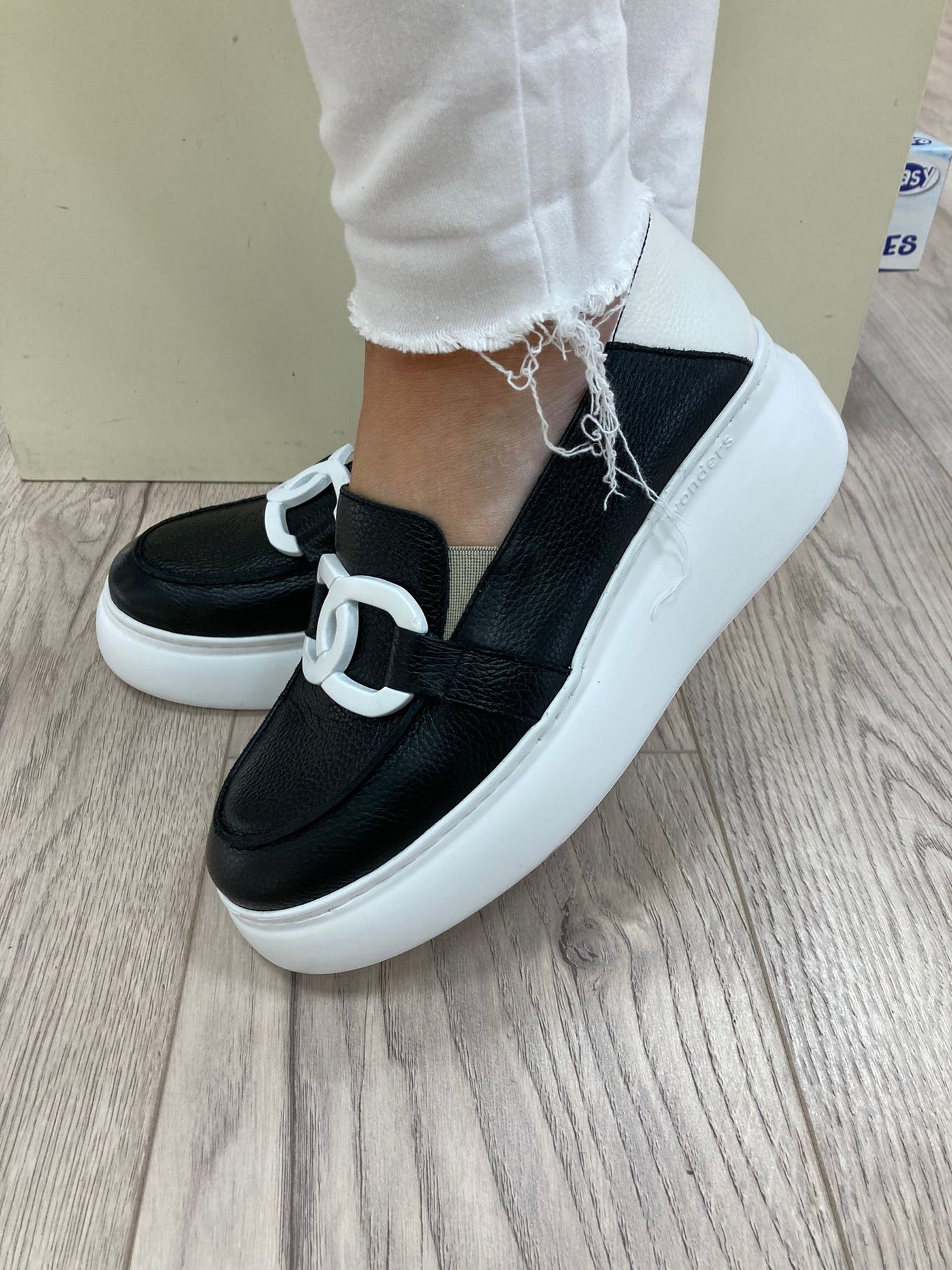 WONDERS - A-2611 SLIP-ON SHOE - BLACK/WHITE