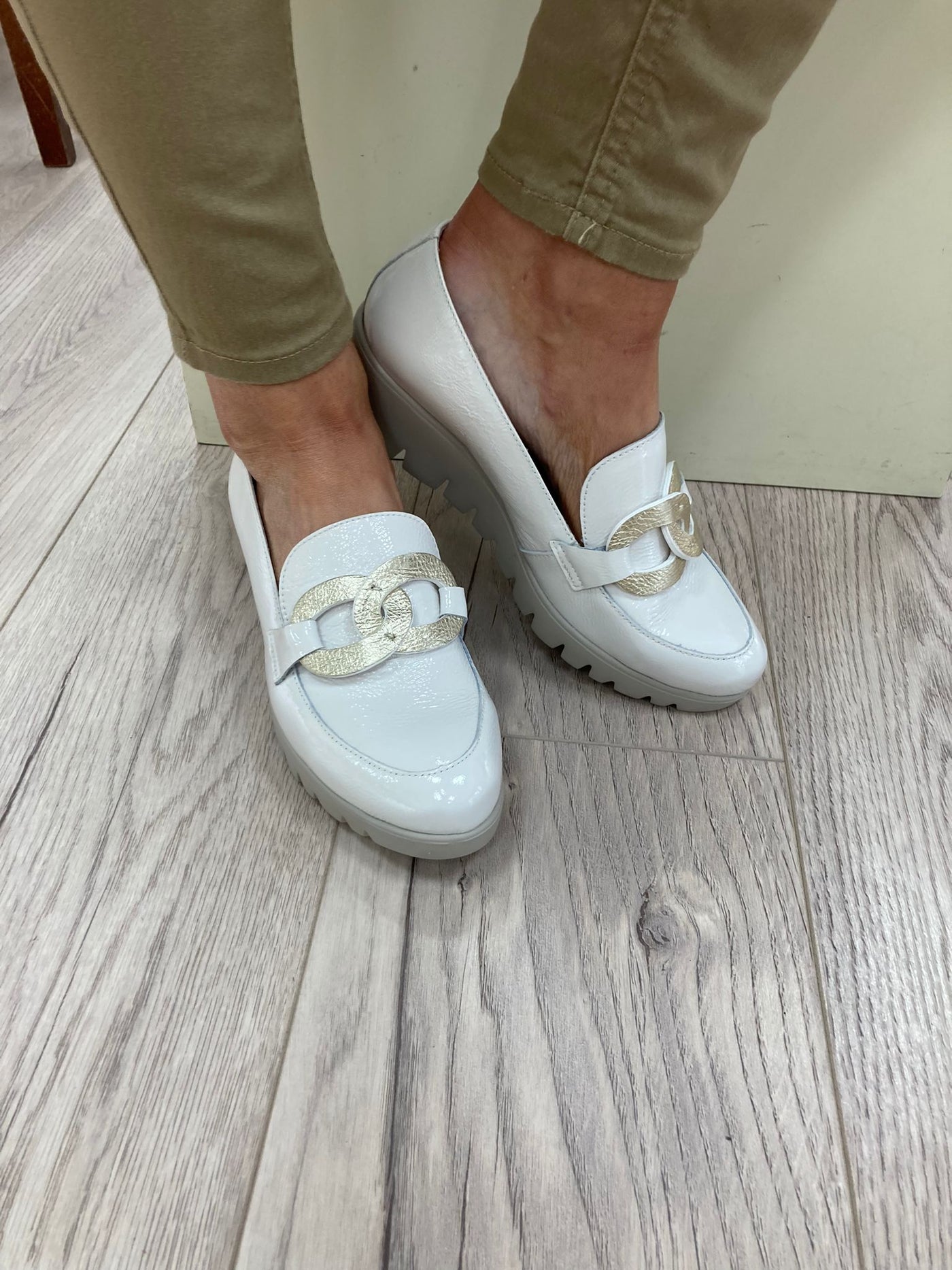 WONDERS - C-33261 LOW WEDGE SLIP-ON SHOE - WHITE PATENT